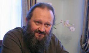 Митрополита Володимира замінили архієпископом, який їздить на авто з іменними номерами