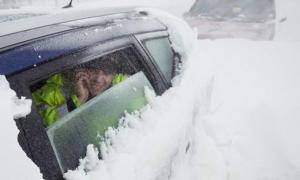 У Румунії в снігах застрягли сотні людей. Є жертви