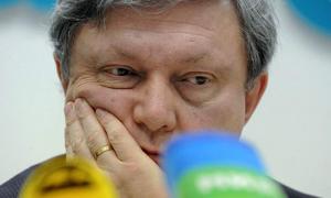 Російський ЦВК офіційно зняв з виборів Явлінського і Мезенцева