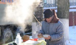 У Луцьку поблизу вокзалу рятують від холоду всіх охочих