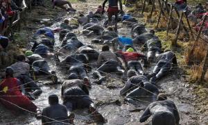 Британські чоловіки 12 км повзали у багнюці