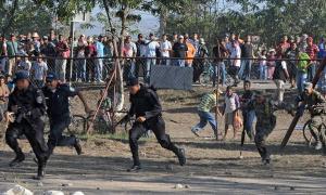 У палаючій тюрмі в Гондурасі охоронці стріляли по в’язнях, які намагалися врятуватись