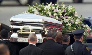 Попрощатися з Уітні Хьюстон прийшли тисячі шанувальників