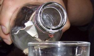 Прийшов до пенсіонерки по самогон із сокирою