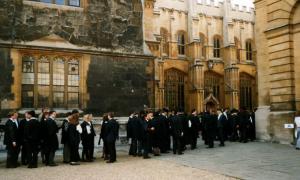 Випускники Оксфорда не можуть працевлаштуватися, тому працюють офіціантами