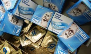 За роздавання біло-блакитних презервативів активістам дали 15 діб адмінарешту
