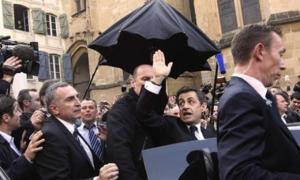 Саркозі понад годину переховувався від розлючених демонстрантів у барі 