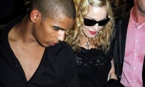 Молодий коханець кличе Мадонну заміж