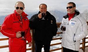 Путін, Медведєв та Берлусконі попили разом глінтвейну