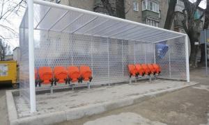 Біля «Донбас Арени» поставили зупинку-ворота