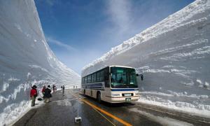 В Японії існує дорога, яку щороку чистять від 20-метрового шару снігу