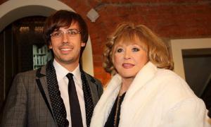 Пугачова задаровує сусідів шампанським