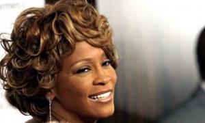 У номері, де померла Хьюстон, знайшли білий порошок