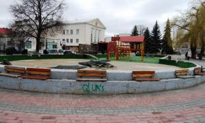 З Театрального майдану Луцька прибирають дитяче містечко