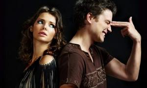 Лізу Боярську з сином від папараці захищають охоронці