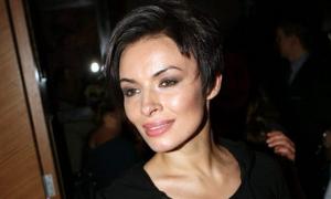 Мейхер у школі фарбувала губи та носила міні