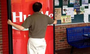 Автомат видає газировку після «обнімашок»