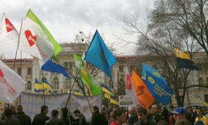 Під Харківським судом мітингують прихильники і противники Тимошенко
