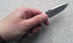 Чоловік поранив дружину і тещу, а потім всадив ножа собі в шию