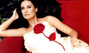 Демі Мур уперше після клініки вийшла в люди