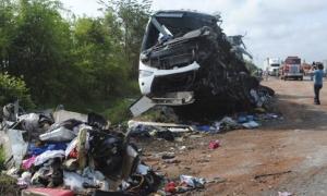 У Мексиці вантажний причіп врізався в автобус: водій утік, 43 людини загинуло