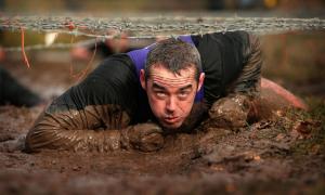 Британські чоловіки 12 км повзали у багнюці