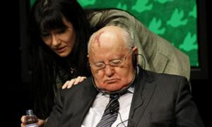 Горбачова зморив сон під час обговорення гострих проблем на саміті нобелівських лауреатів