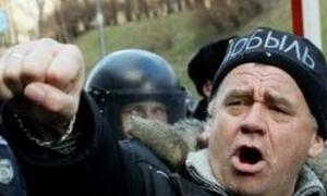 Кілька тисяч чорнобильців намагаються «достукатися» до Азарова