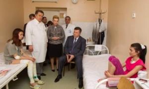 Янукович відвідав дітей, які постраждали внаслідок вибухів у Дніпрі