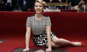 Зірка Скарлетт Йоханссон зійшла на Алеї слави