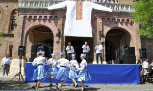 Чернівецький університет вбрали у велетенську вишиванку