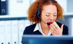 Музика і листування на роботі роблять її менш нудною