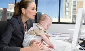 Більшість українок, щоб не втратити роботу, виходять з декрету раніше