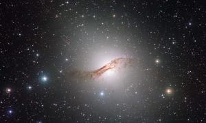 Астрономи при допомозі телескопа роздивилися галактику з чорною дірою в центрі