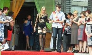 Скандальну випускницю в університеті відучать ходити майже голяка