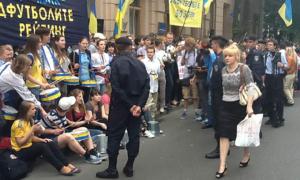 Під Радою страйкують з барабанами проти прийняття закону про мовну політику