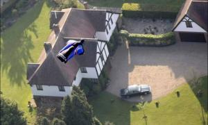 Британець стрибнув без парашута з висоти 700 метрів