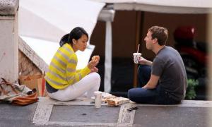 Цукерберг поселився із дружиною у дешевому готелі 