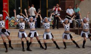 У Луцьку пошили «футбольну» весільну сукню