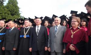 Магістрам ВНУ вручили дипломи