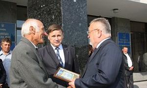 Фермеру подарували холодильник для зберігання молока