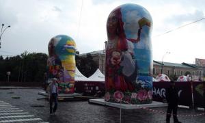 У фан-зоні в Харкові ставлять гігантських матрьошок