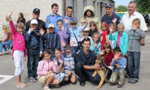 Школярі побували у кінологів