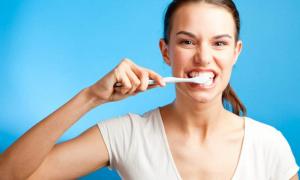 Лікарі заборонили чистити зуби після їжі