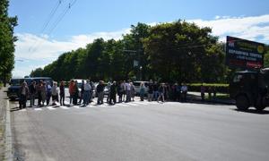 Мешканці обваленого будинку, вимагаючи правди, перекрили дорогу 