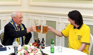 Шведський вболівальник розпив з Азаровим пиво