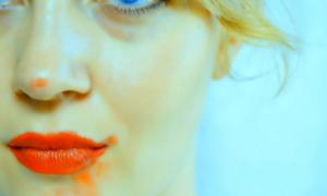 Американка малює напомадженими губами
