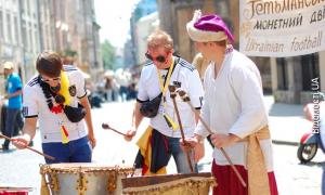 Іноземні фани купують в Україні переважно дешеві сувеніри
