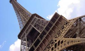 Самогубець убився, зістрибнувши з Ейфелевої вежі