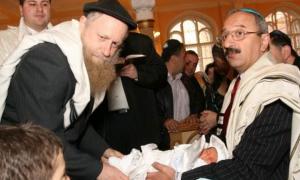 У Німеччині суд визнав обряд обрізання релігійним злочином